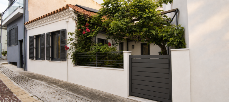 Όψη με ανοικτά παντζούρια — Athmonon Courtyard Studios · ενδεικτική απεικόνιση